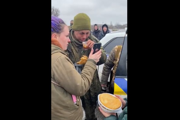 Il prigioniero russo viene aiutato dagli ucraini e telefona alla mamma