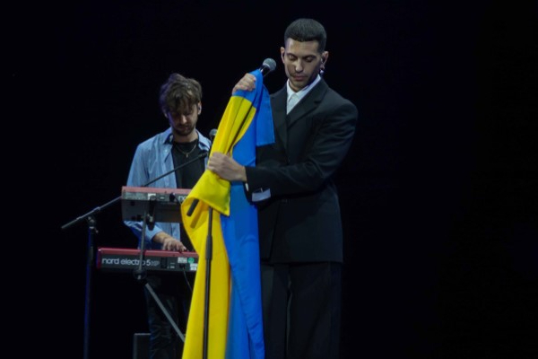 Mahmood in concerto all'Expo 2020 di Dubai con la bandiera dell'Ucraina in mano