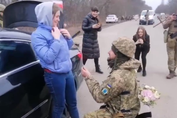 La proposta di matrimonio al checkpoint in Ucraina
