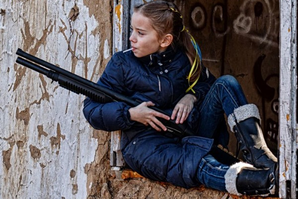La bambina ucraina con lecca lecca e fucile