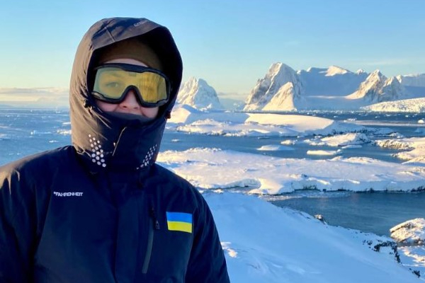 Yan Bakhmat, lo scienziato ucraino di 25 anni rimasto bloccato in Antartide perché la sua casa a Kharkiv è stata distrutta