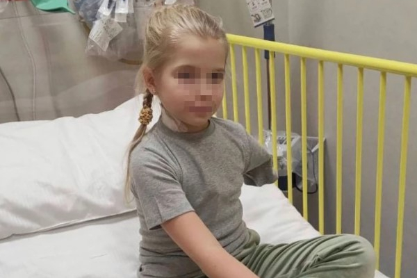 Sasha, la bambina ucraina che ha perso un braccio in un bombardamento a Kiev