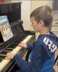 Bambino ucraino piano 
