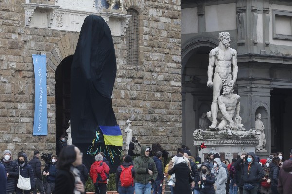 Verificato La statua del David in piazza della Signoria a Firenze è stata coperta con un drappo nero in segno di lutto per la guerra