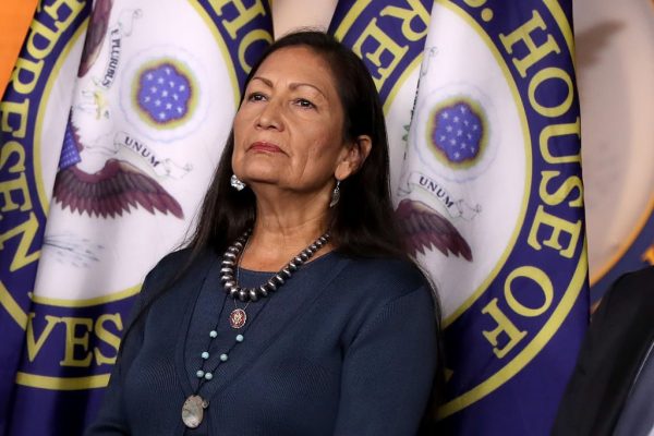 Deb Haaland, a capo del Dipartimento degli Interni Usa, è la prima donna nativa americana a ricoprire il ruolo