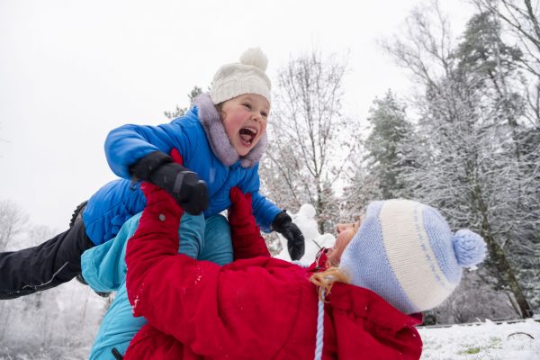 Una bambina che ride è il simbolo della giornata mondiale della felicità che premia ancora una volta la Finlandia come paese più felice al mondo