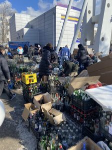 A Dnipro, terza città più popolosa del Paese, le donne hanno iniziato a preparare i cocktail incendiari usando polistirolo e bottiglie di alcolici
