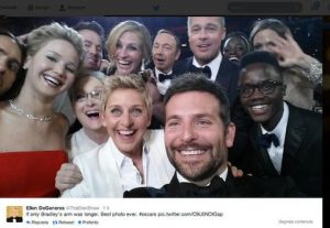 Quello di Ellen DeGeneres con un gruppo di star, tra cui Bradley Cooper, è lo scatto più twittato della storia, con oltre 3 milioni di condivisioni e 2 milioni di like. Ha superato la foto da record dell'abbraccio di Obama e Michelle per il rinnovo della Presidenza degli Stati Uniti,