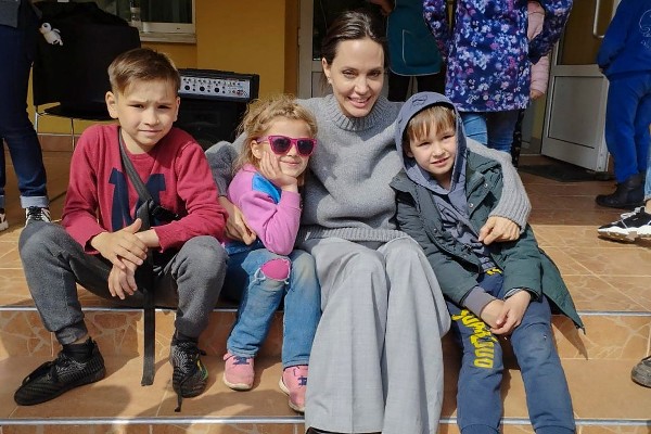 Angelina Jolie (46 anni), visita a sorpresa a Leopoli