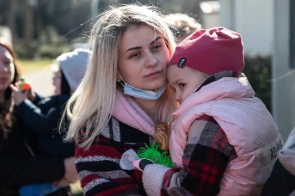 Una rifugiata ucraina arrivata in Italia con sua figlia (Ansa)