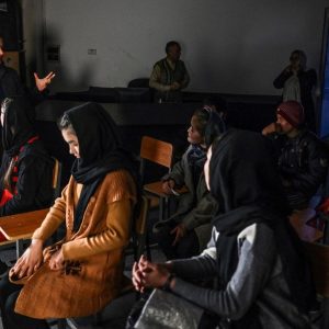 ragazze afghane seguono le lezioni trasmesse da Radio Begum