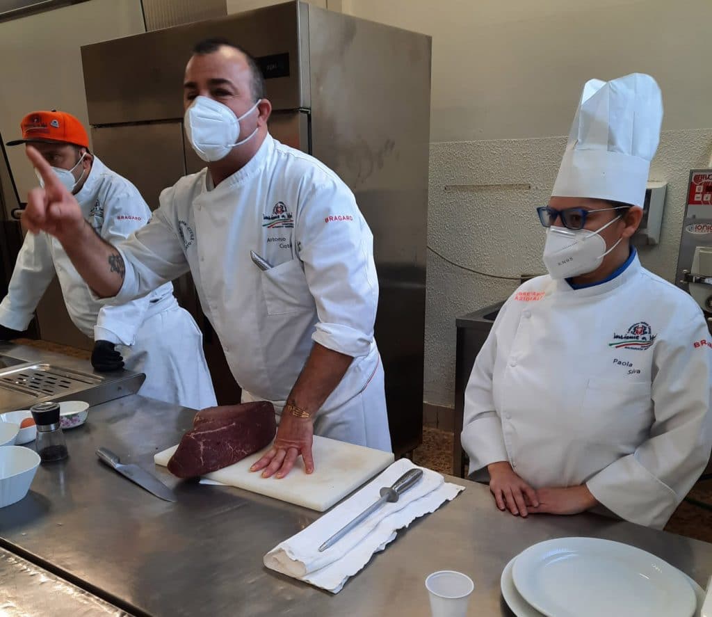 Antonio Ciotola, lo chef non vedente, davanti agli studenti
