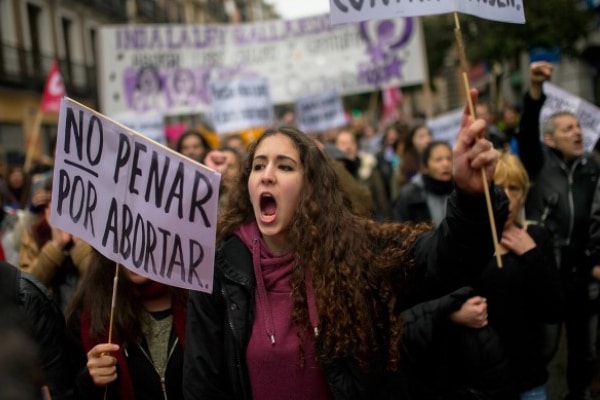 La Spagna vuole consentire l’aborto alle ragazze di 16 anni (senza il consenso dei genitori)