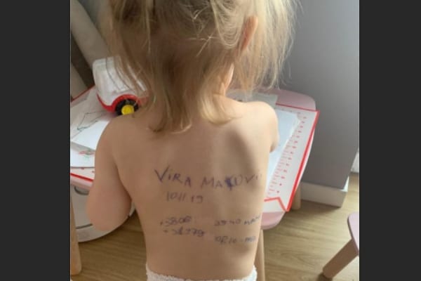 Vira, la bambina ucraina con disegnati sulla schiena il nome e il numero di telefono dei genitori