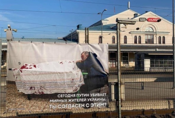"Putin uccide civili in Ucraina". La stazione ferroviaria che accoglie i russi con le immagini della guerra