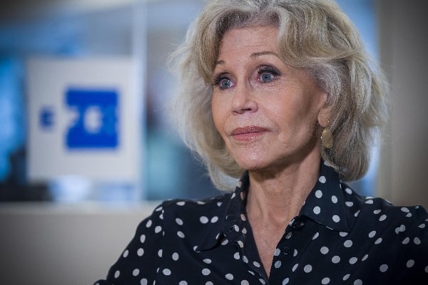 Jane Fonda, che a fine dicembre spegnerà 85 candeline, ha confidato in un’intervista alla Cbs, una sensazione particolarissima legata appunto all’avanzare dell’età: “Sono super consapevole di essere più vicino alla morte. E non mi dà fastidio”