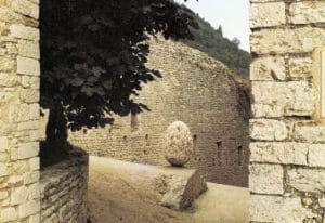 L’Ovo di Gubbio, la scultura di Mirella Bentivoglio collocata nel 1976