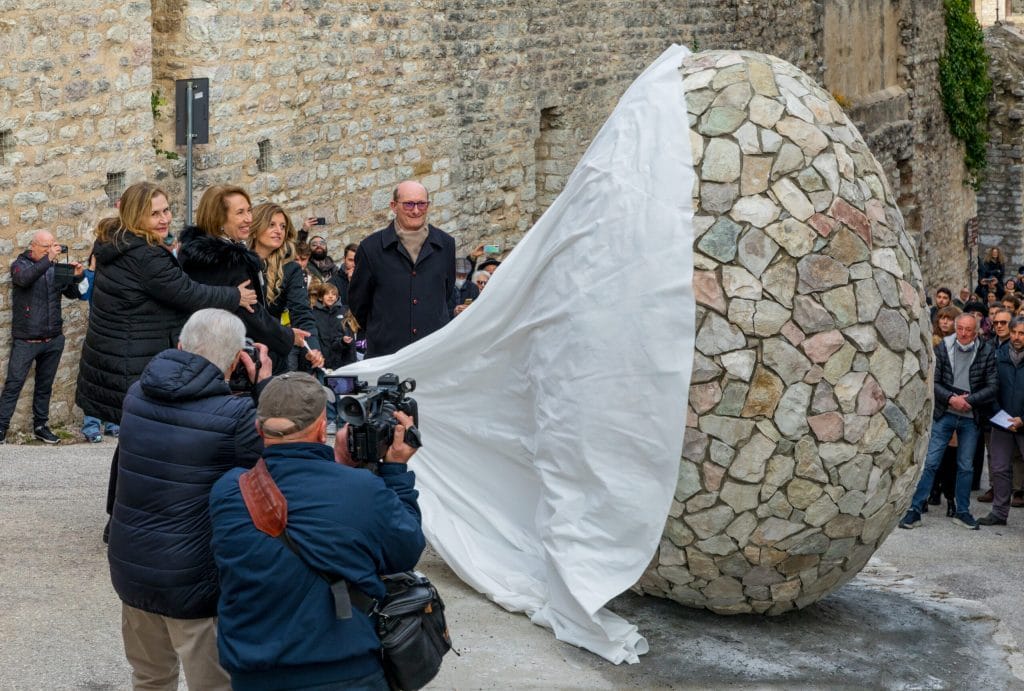 La ricollocazione dell'Ovo, una creazione di Mirella Bentivoglio ambientata a ridosso delle mura di Gubbio