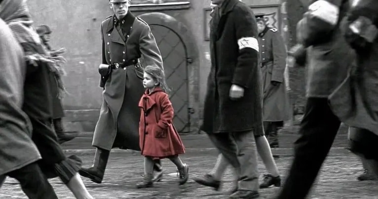 Oliwia Dabrowska (oggi 32 anni), la bambina con il cappotto rosso nell’indimenticabile scena del film ’Schindler’s List’ diretto e prodotto da Steven Spielberg nel 1993