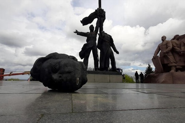 A Kiev demolita la statua dell'amicizia tra Ucraina e Russia (Foto Ansa)