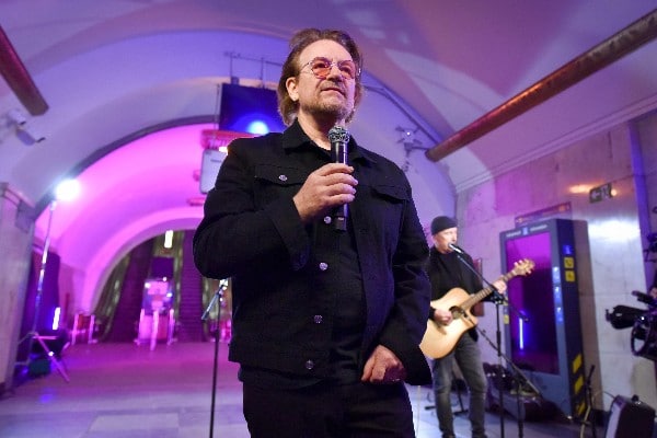 Bono e David Howell Evans (The Edge) degli U2, concerto a sorpresa nella metropolitana di Kiev