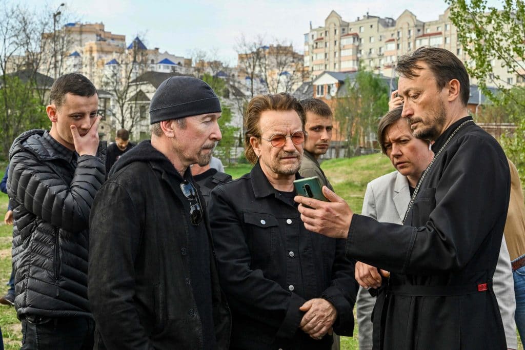 Dopo il concerto nella metropolitana di Kiev, Bono Vox e The Edge hanno visitato anche i sobborghi della capitale ucraina Bucha e Irpin