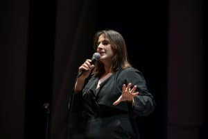 Michela Giraud porta in giro per l’Italia il suo nuovo spettacolo di stand-up comedy ’La verità, nient’altro che la verità, lo giuro!’