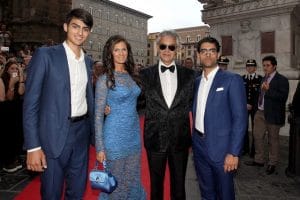 Andrea Bocelli con la moglie e i due figli