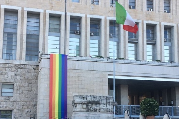 Giornata contro omofobia, la Farnesina espone per la prima volta la bandiera arcobaleno. Mattarella: “Rispetto e uguaglianza non derogabili”