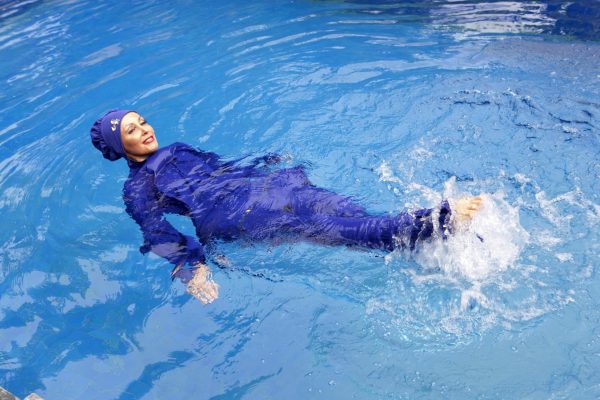 Grenoble, il tribunale sospende l’autorizzazione a indossare il burkini nelle piscine pubbliche