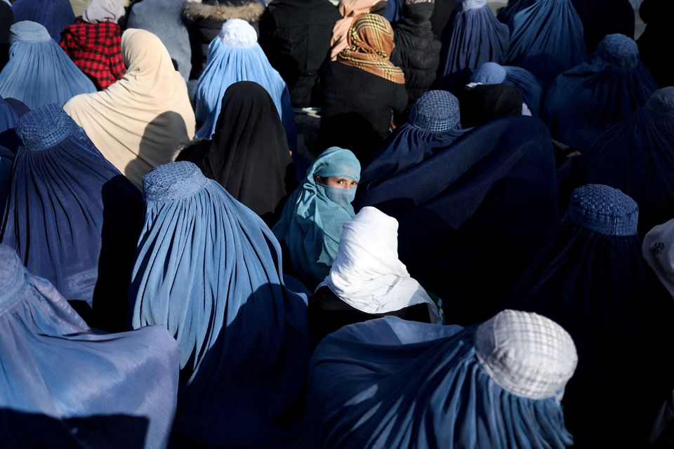 donne afghane contro obbligo burka