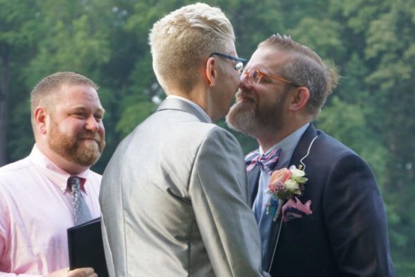 Scozia, sì ai matrimoni omosessuali celebrati in Chiesa: “Vogliamo rispettare la diversità”
