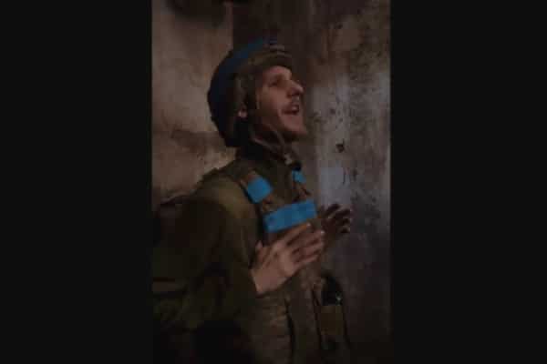 Un soldato ucraino canta "Stefania" dei Kalush Orchestra nell'acciaieria di Azovstal