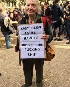 un'anziana protesta contro l'abolizione del diritto all'aborto