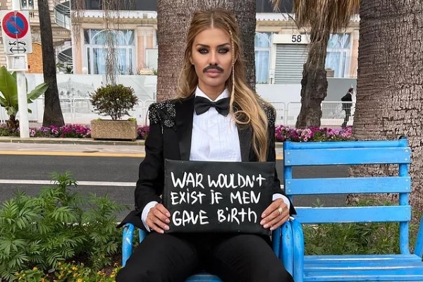 Cannes, Victoria Bonya protesta per le donne russe discriminate: “La guerra non esisterebbe se gli uomini partorissero”