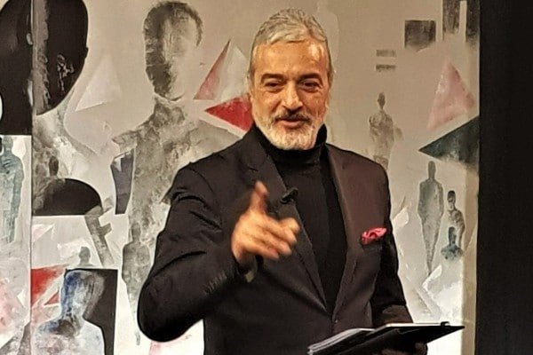 Domenico Guarino, giornalista e scrittore, è nato a Battipaglia nel 1968