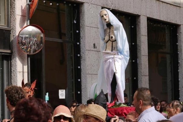 Pride: a Cremona polemiche per Madonna a seni nudi a corteo