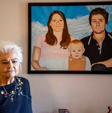 Donna Casasanta, madre di Harold Dean Clouse Jr. e nonna di Holly Marie Clouse, posa con un ritratto della famiglia Clouse a Edgewater, in Florida