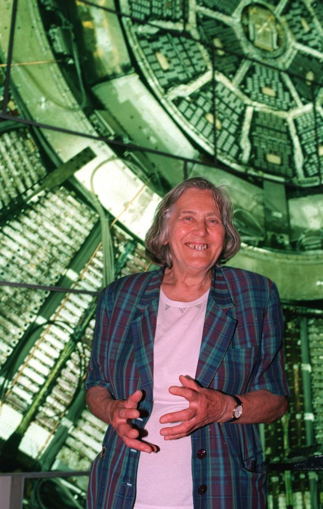 Nel 1964, Margherita Hack vince la cattedra di astronomia presso l’Università di Trieste e diventa direttore del locale Osservatorio Astronomico, prima donna in Italia a conseguire questo incarico