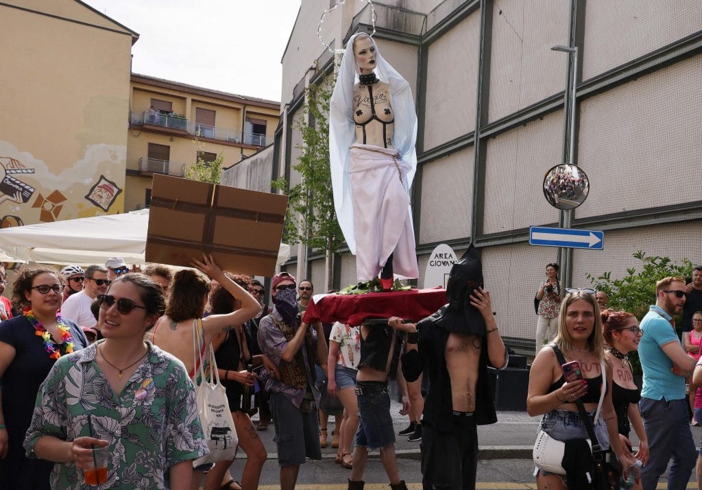 Il giorno dopo il primo Cremona Pride, è tempo di polemiche nel capoluogo lombardo. Sotto accusa, in particolare, l'esibizione in corteo di una bambola a grandezza naturale, travestita da Madonna, con i seni scoperti (foto Ansa)