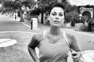Vanessa Incontrada, 43 anni, nello scatto postato su Instagram in cui corre
