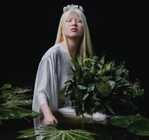 Xueli Abbing è stata abbandonata in un orfanotrofio in Cina perché albina, oggi, a 17 anni, è una top che ha posato anche per Vogue Italia
