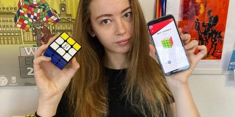 Carolina Guidetti è la campionessa italiana del cubo di Rubik. Nata a Bologna nel 1999, è diventata un vero e proprio talento nel risolvere il rompicapo