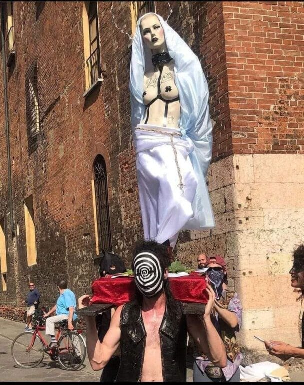 Cremona Pride, polemica nella città lombarda per una immagine della Vergine definita “blasfema”