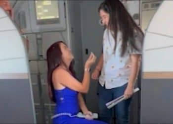 La proposta di matrimonio in aereo della hostess Veronica Rojas alla compagna Alejandra Moncayo