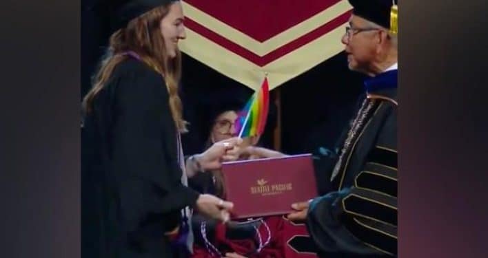 Gli studenti della Seattle Pacific University regalano bandiere arcobaleno al presidente dell'istituto