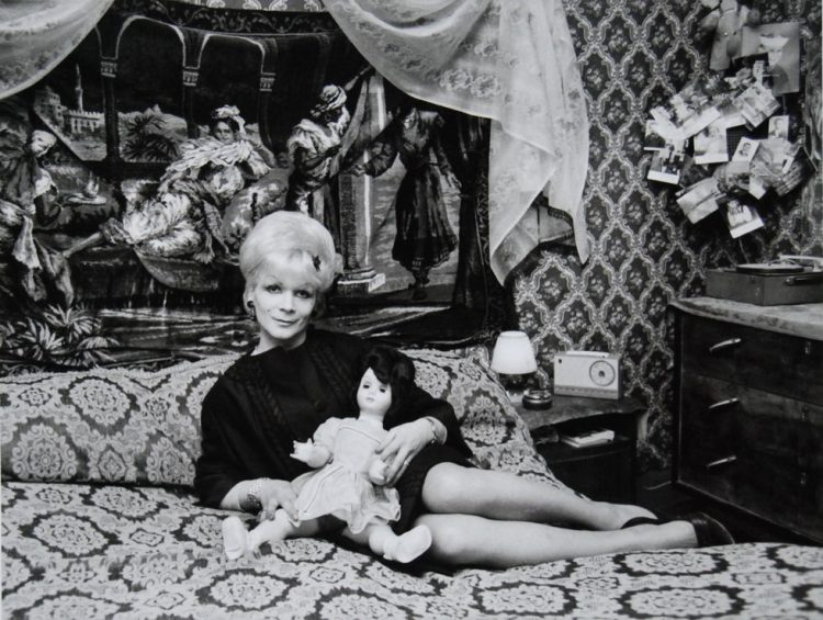 Lisetta Carmi, la prima che in Italia ha fotografato i travestiti (tra il 1965 e il 1967)