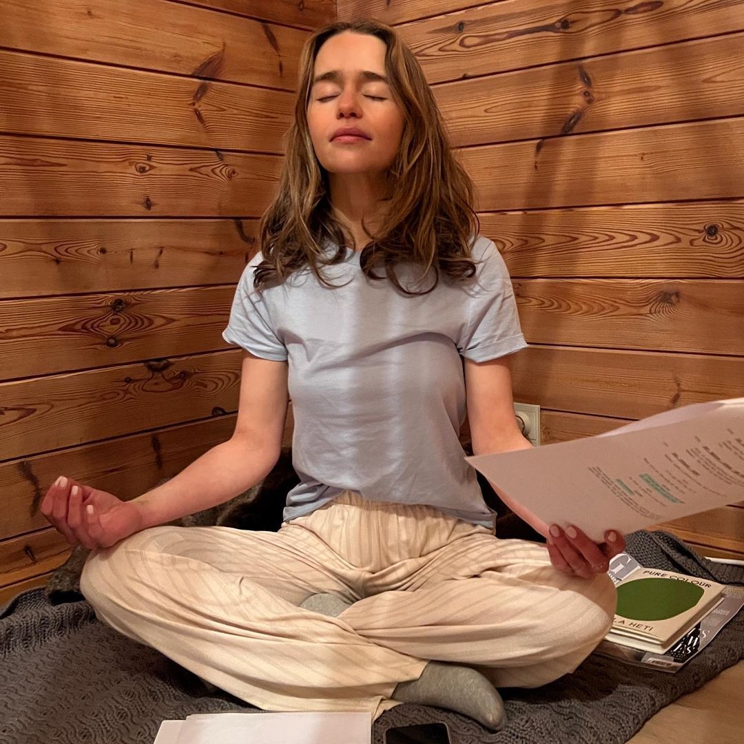 Emilia Clarke si concentra e studia il copione (Instagram)