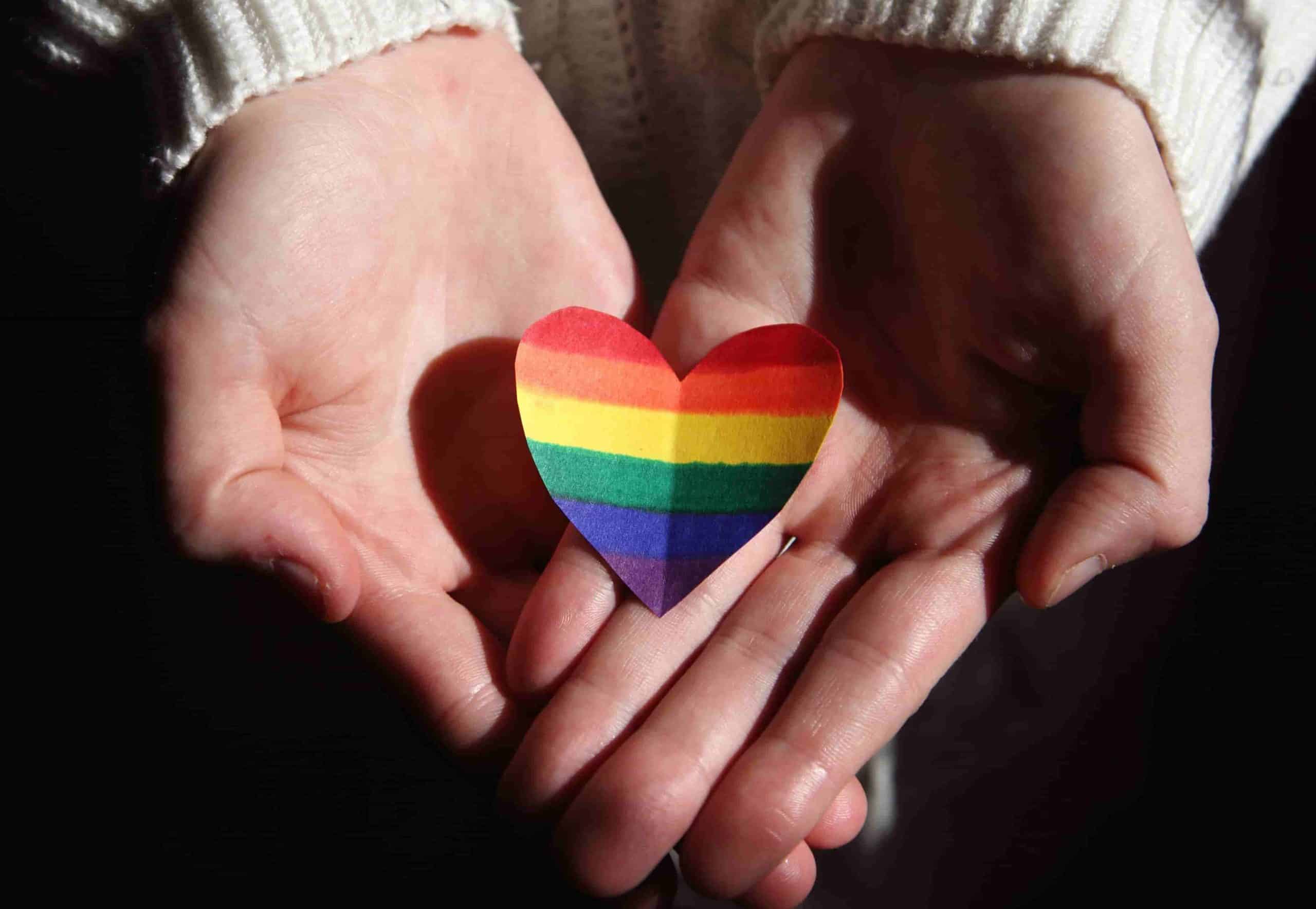 Vari sindaci italiani vogliono continuare a registrare i figli di coppie gay