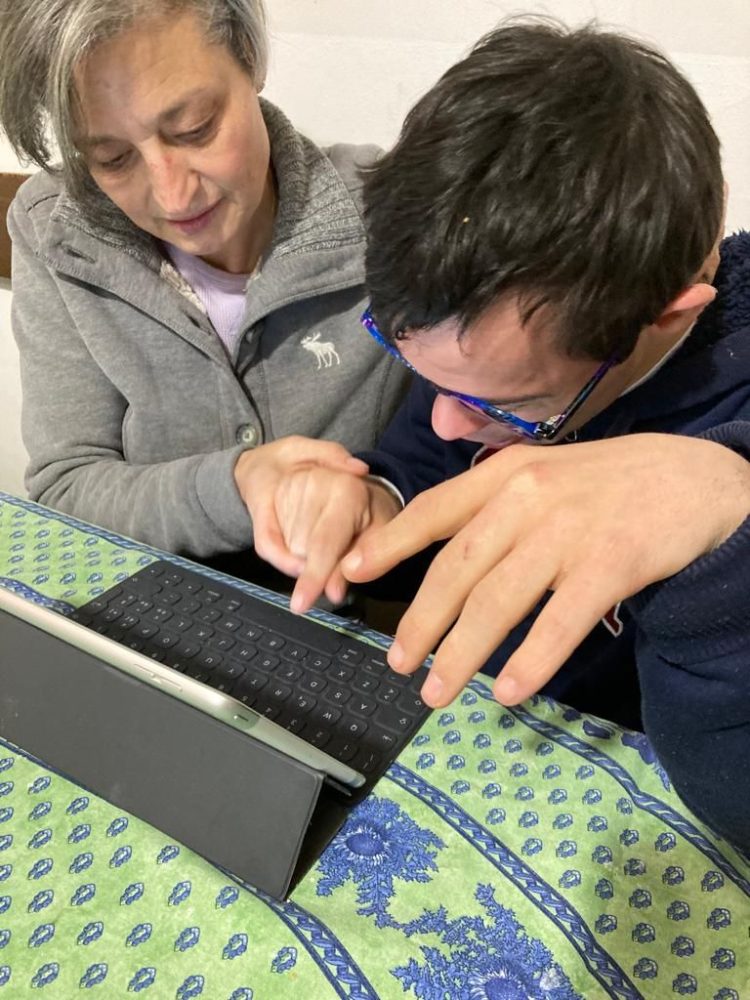 Edoardo e mamma Donatella al computer